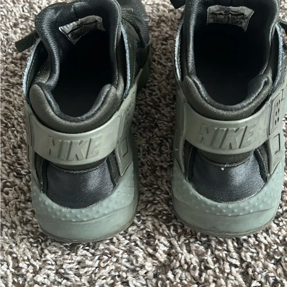 Nike Huarache Run size 6Y